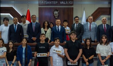 GAZİANTEP’TE LGS’DE TAM PUAN ALAN ÖĞRENCİLER VALİ ÇEBER TARAFINDAN ÖDÜLLENDİRİLDİ