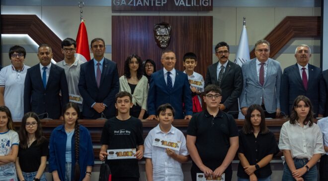 GAZİANTEP’TE LGS’DE TAM PUAN ALAN ÖĞRENCİLER VALİ ÇEBER TARAFINDAN ÖDÜLLENDİRİLDİ