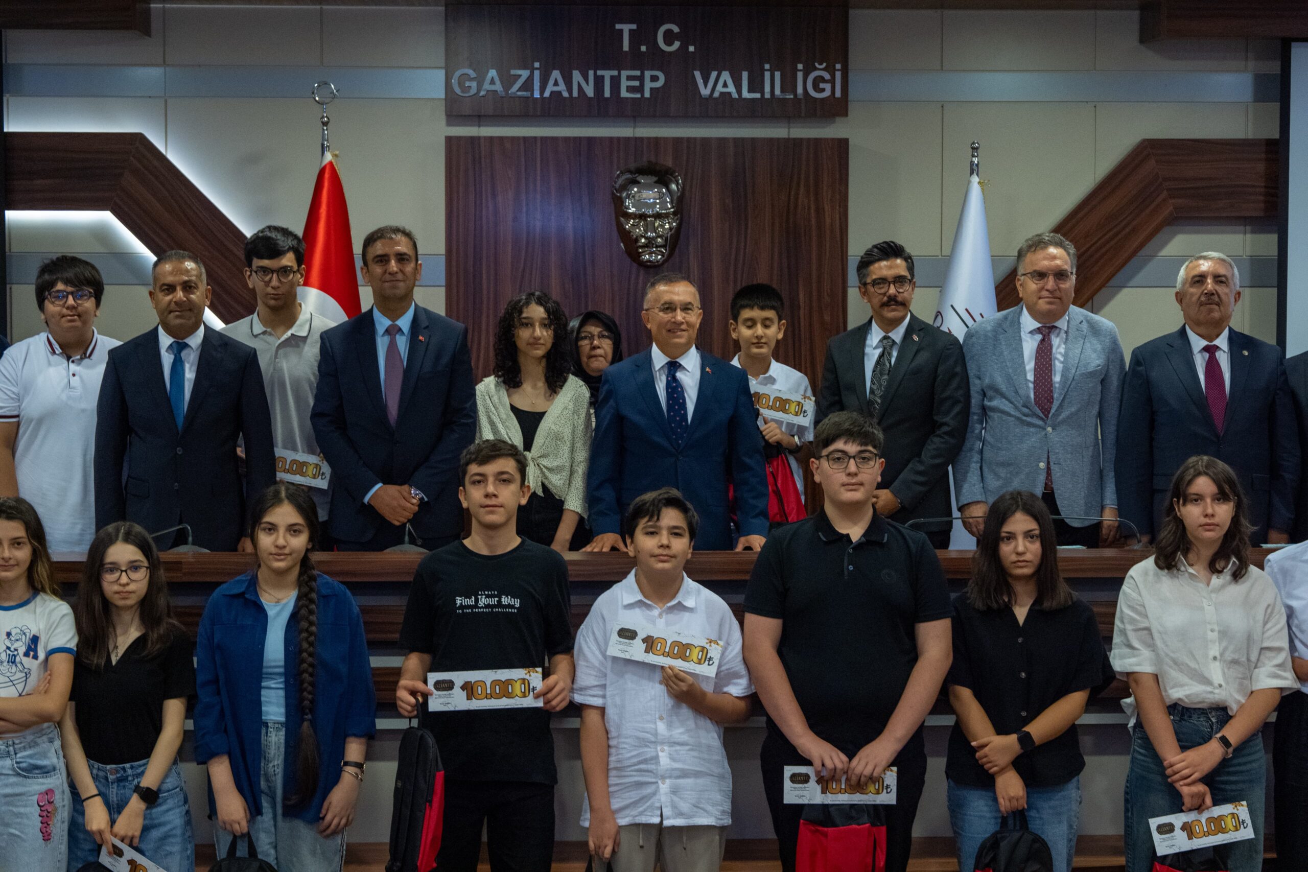 GAZİANTEP’TE LGS’DE TAM PUAN ALAN ÖĞRENCİLER VALİ ÇEBER TARAFINDAN ÖDÜLLENDİRİLDİ
