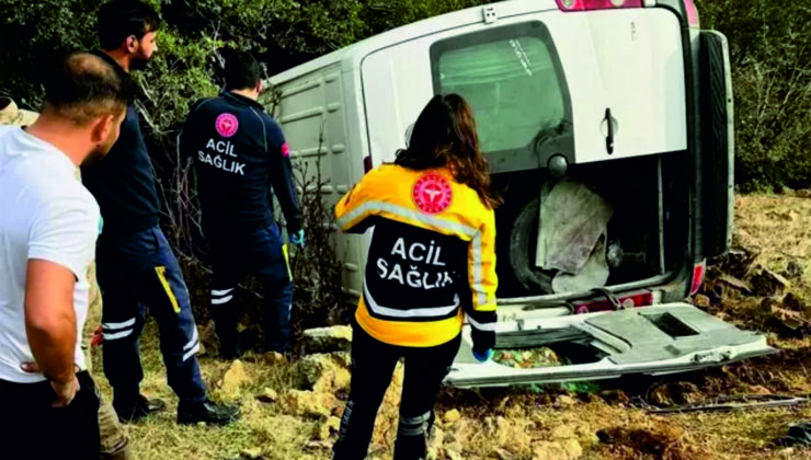 MİNİBÜS ŞARAMPOLE DEVRİLDİ:1 ÖLÜ,3 YARALI