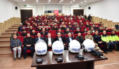 MOTOSİKLET SÜRÜCÜLERİNE KASK DAĞITILDI