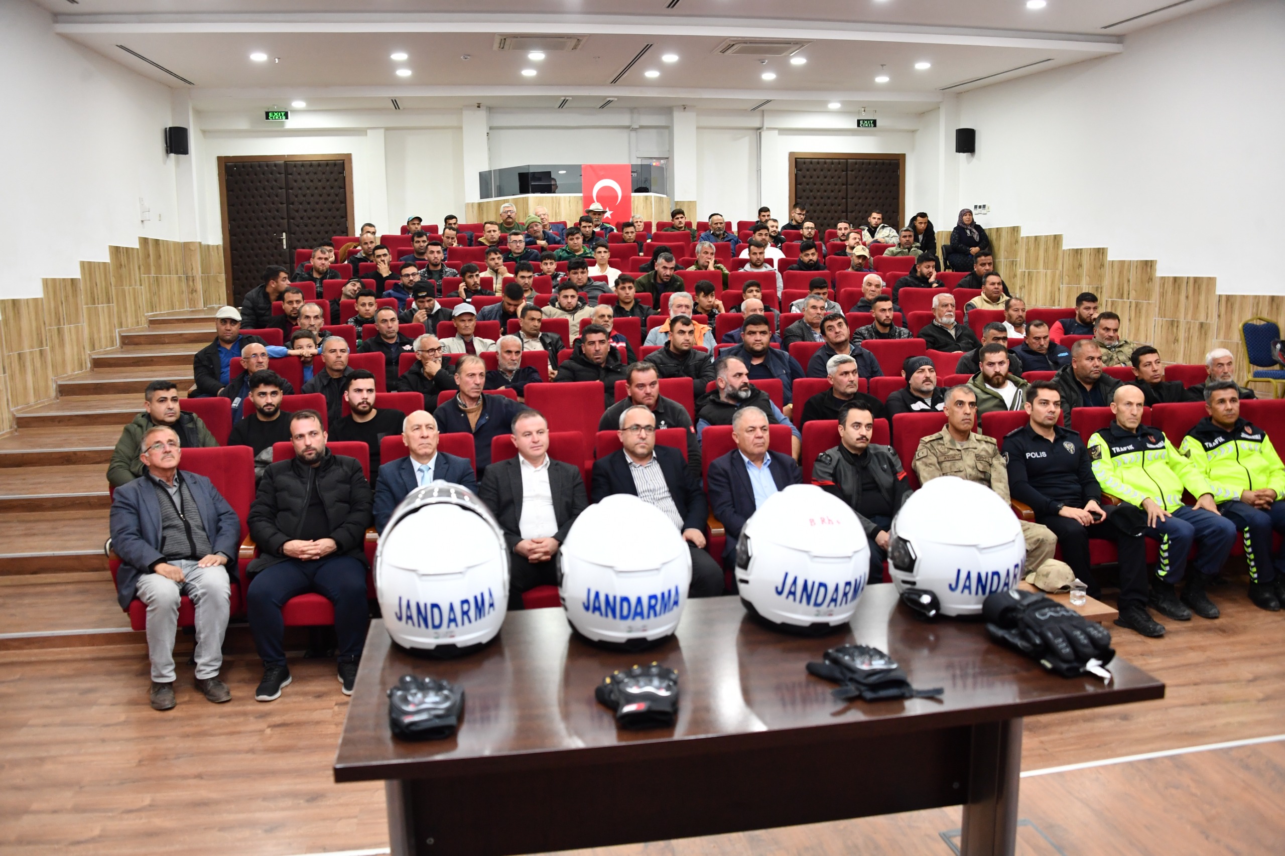 MOTOSİKLET SÜRÜCÜLERİNE KASK DAĞITILDI